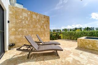 Luxury private suite with jacuzzi- romantic getaway! - 5