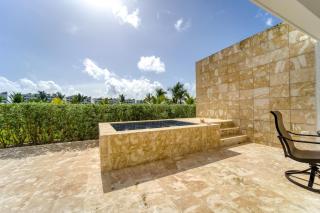 Luxury private suite with jacuzzi- romantic getaway! - 4