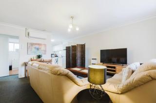 Urban Comfort In Coburg - Free Parking & Wifi - 5