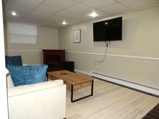 Comfortable Renovated 3 Bed Apartment - 2