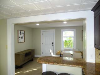 Comfortable Renovated 3 Bed Apartment - 4