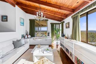 Spacious 4BR Retreat With Stunning Brisbane View - 1