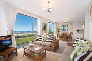 King Tide -Broadbeach 3BR with Ocean Views & Balcony - 0