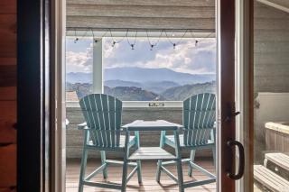 Mountaintop Cabin With Pickle Ball Close To Dolly Plus 2 Hot Tubs and 6 King Beds - 9