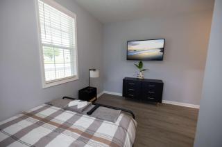 3 Min to Downtown - 10 Min to Elon - Smart TVs - 8