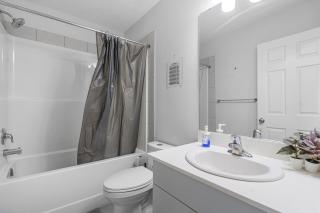 EasyStay - Close to Edmonton Airport, Shared Washroom - 7