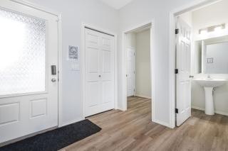 EasyStay - Close to Edmonton Airport, Shared Washroom - 3