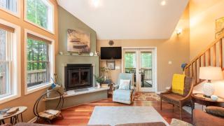 Bear Trail Chalet by AvantStay Retreat w Outdoor Living Deck Fire Pit - 4
