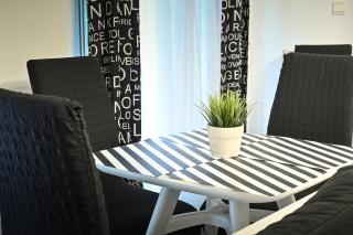 Zeusplace Black and White Retreat - 1