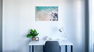 Coastal Comfort in Surfers. 1BR Plus Study - 1