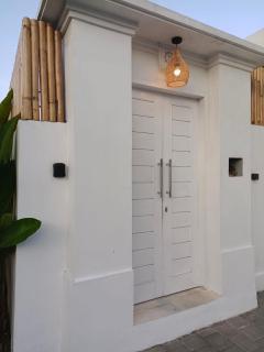 NEW 3BDR Villa - 3 Min Echo Beach - 3