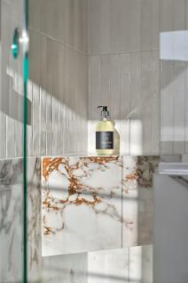 Luxury Design Apartment with Local Art - 4