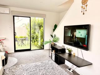 Near Stadium and railway station 3 beds 1 bath townhouse with Car Park onsite - 5