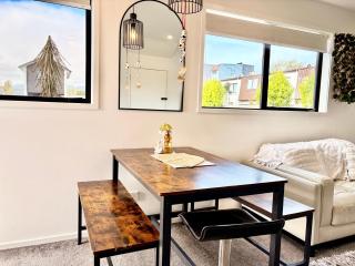 Near Stadium and railway station 3 beds 1 bath townhouse with Car Park onsite - 7