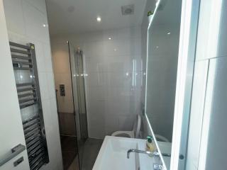 2BR Flat in Prime Location - Slough - 9