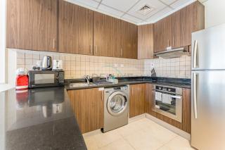 Sky-Level 2BR with Partial Marina View, Just Steps to Dubai Tram and Minutes from the Beach, Elite Residence, Dubai Marina by Deluxe Holiday Homes - 6