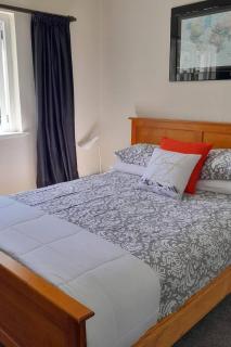 Spacious 5 bedroom 2 bathroom Home Fast WIFi - 1