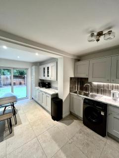 3 Bedroom House with Parking - 9