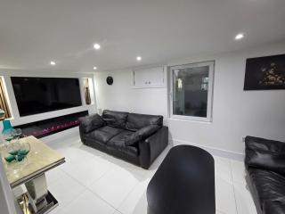 Stylish 6-Bedroom House, Town Centre, Sleeps 14, With Garden - 0