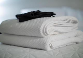 CLE 2BDR with Comfort & Conveniences Inside & Out - 8