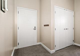CLE 2BDR with Comfort & Conveniences Inside & Out - 4