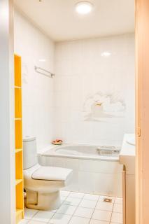 Cozy 4-Person Retreat Near Blankenberge Beach - 9