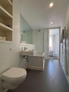 City Skyline Stay in Iconic Rotunda, 2Bedroom 2Bathroom Apartment - 4