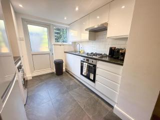 Cozy 1-Bedroom flat with mini Garden & Paid Parking near Finsbury Park & Highbury by NourNest Apartments - 1