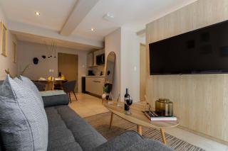 Capitalia 24-7 Security Elevator & Fast Wi-Fi - 7