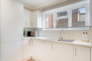 Spacious 5BR Bedford Home, Sleeps 7,Perfect for Contractors Stay, Near Transport - 1