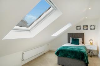 Affordable Luxury 5BR Bedford Home, Sleeps 7,Perfect for Contractors Stay, Near Transport - 9