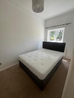 Spacious 2 Bed Apartment in Addlestone - 5
