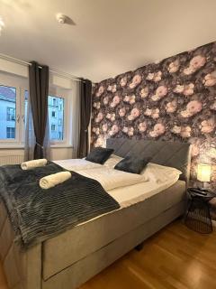 Bright 1BR Apartment with Living Room & Balcony - 0