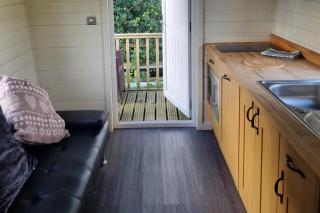 Glamping Hut - Sleeps 2 hot tub & parking - 5