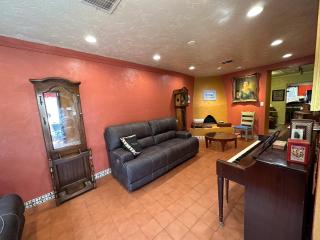 Spacious Home, Vintage Charm - 4