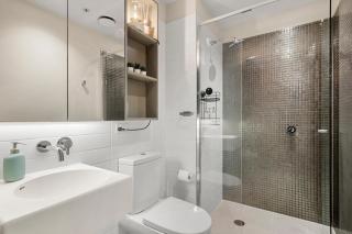 Stylish Two Queen Bedroom Retreat with Free Parking and Balcony Views - 1