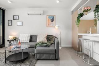 Stylish Two Queen Bedroom Retreat with Free Parking and Balcony Views - 7