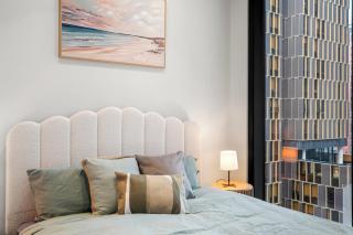 Stylish Two Queen Bedroom Retreat with Free Parking and Balcony Views - 9