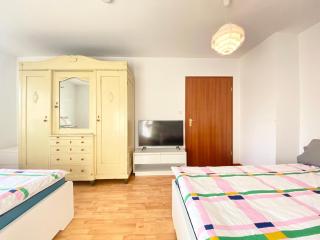 Room for Oktoberfest stay - only 20 minutes away - 8