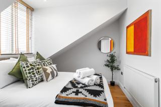 Sunny TopFloor 1BR , Balcony Views Sleeps 3 - 5