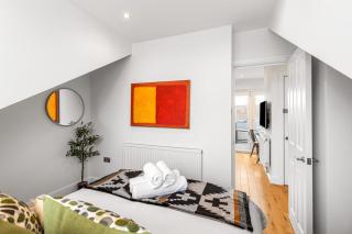 Sunny TopFloor 1BR , Balcony Views Sleeps 3 - 4