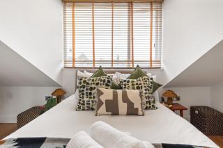 Sunny TopFloor 1BR , Balcony Views Sleeps 3 - 2