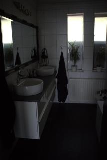 Family-Friendly 5BR Home with Free Parking & Balcony - 2