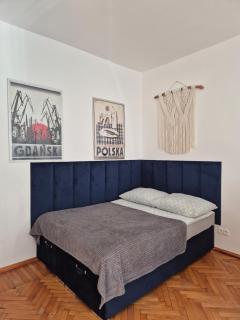 Apartment in Old Town - view of Mariacki Church - 8