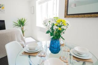 Spacious 2 Bed 2 Bath Apartment in Peterborough with 2 Parking Spaces - 9