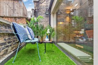 Elegant Mews Retreat by Harrods - 2
