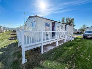 Lovely 8 Berth Caravan With Decking At Clacton-On-Sea In Essex Ref 28029Dw - 0