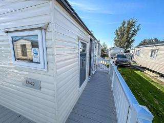 Lovely 8 Berth Caravan With Decking At Clacton-On-Sea In Essex Ref 28029Dw - 2