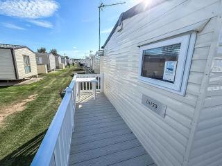 Lovely 8 Berth Caravan With Decking At Clacton-On-Sea In Essex Ref 28029Dw - 4