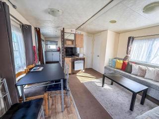 Lovely 8 Berth Caravan With Decking At Clacton-On-Sea In Essex Ref 28029Dw - 2